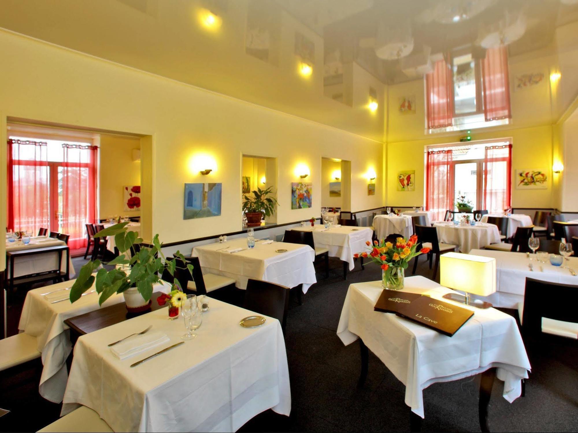 Hotel Restaurant Le Relais Des Gourmands Gramat Esterno foto